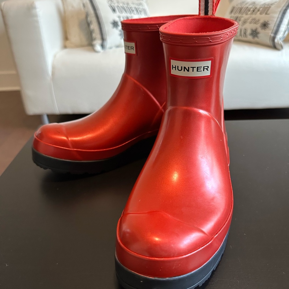 Hunter Play Short Red Rainbow Print Rainboots